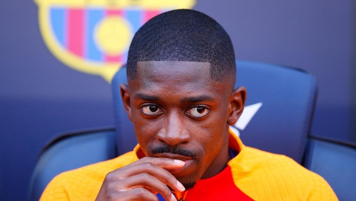 BARCELONA, SPAIN - FEBRUARY 06: Ousmane Dembele of FC Barcelona looks on in the bench prior the LaLiga Santander match between FC Barcelona and Club Atletico de Madrid at Camp Nou on February 06, 2022 in Barcelona, Spain. (Photo by Eric Alonso/Getty Images)