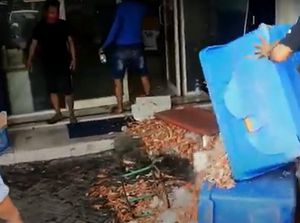 Pedagang Lempar Rajungan Busuk ke Kantor Leasing Karena Mobil Logistik Ditarik