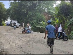 Pemotor Sering Jatuh di Jalan Lebak yang Rusak Akibat Pergerakan Tanah