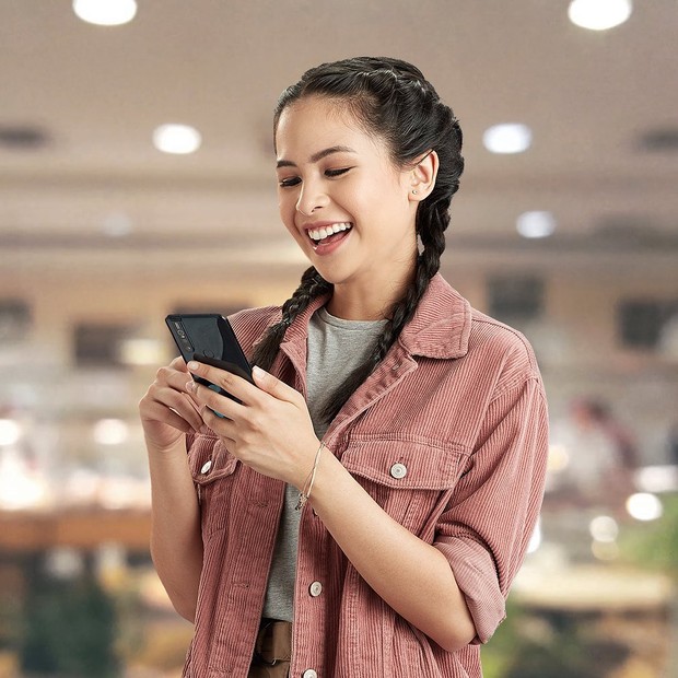 Potret Maudy Ayunda dengan Gaya Rambut Kepang Dua