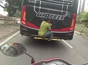 Viral Pria Bergelantungan di Belakang Bus, Polsek Bandungan: Gangguan Jiwa