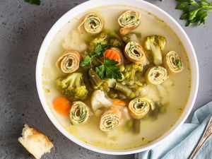 Resep Sup Telur Gulung dan Sayuran yang Kuahnya Bening Gurih