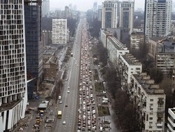 Momen Paling Bahagia Tapi Menakutkan, Menikah di Tengah Serangan Rusia!