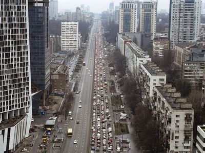 Potret Ribuan Mobil Tinggalkan Kiev Usai Serangan Rusia ke Ukraina