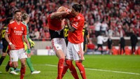 Darwin Nunez membantu Yaremchuk untuk membuka jersey Benfica. Ada kaus khusus yang sudah dipersiapkan Yaremchuk dan hendak ia pamerkan. Foto: Getty Images/Octavio Passos