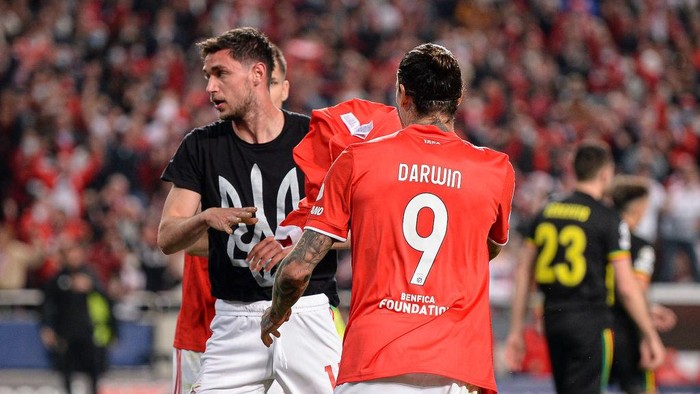 LISBON, PORTUGAL - FEBRUARY 23: Roman Yaremchuk of Benfica celebrates with teammate Darwin Nunez after scoring their team's second goal during the UEFA Champions League Round Of Sixteen Leg One match between SL Benfica and AFC Ajax at Estadio da Luz on February 23, 2022 in Lisbon, Portugal. Benfica's Ukrainian striker Roman Yaremchuk celebrated a Champions League goal by revealing a shirt bearing his country's coat of arms, Ukrainian trident, which has been considered a national symbol for more than 100 years.(Photo by Octavio Passos/Getty Images)