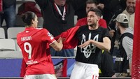 Lewat kaus, pesepakbola 26 tahun kelahiran Lviv, Ukraina itu hendak memperlihatkan dukungan buat Ukraina yang tengah diserang Rusia. Foto: AP/Armando Franca