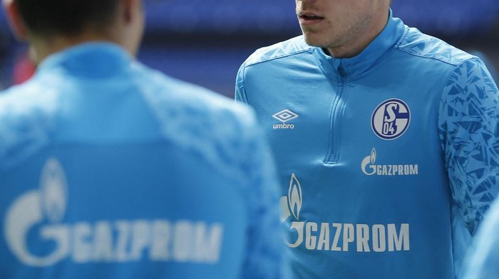 (FILES) In this file photo taken on May 15, 2021 Schalke players are seen wearing jerseys with the Gazprom logo prior to the start of the German first division Bundesliga football match Schalke 04 v Eintracht Frankfurt in Gelsenkirchen, western Germany. - German football club Schalke 04 said on February 24, 2022 it would remove Russian gas company Gazprom as its main shirt sponsor following the invasion of Ukraine. (Photo by LEON KUEGELER / POOL / AFP) / DFL REGULATIONS PROHIBIT ANY USE OF PHOTOGRAPHS AS IMAGE SEQUENCES AND/OR QUASI-VIDEO