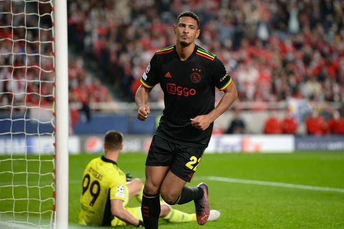 LISBON, PORTUGAL - FEBRUARY 23: Sebastien Haller of Ajax celebrates after scoring their teams second goal  during the UEFA Champions League Round Of Sixteen Leg One match between SL Benfica and AFC Ajax at Estadio da Luz on February 23, 2022 in Lisbon, Portugal. (Photo by Octavio Passos/Getty Images)