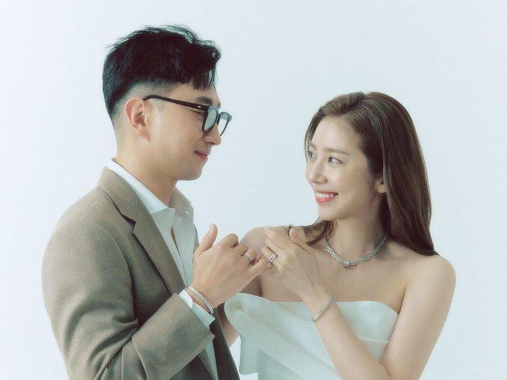 Son Dam Bi Ungkap Foto-foto Pre-wedding dengan Lee Kyu Hyuk