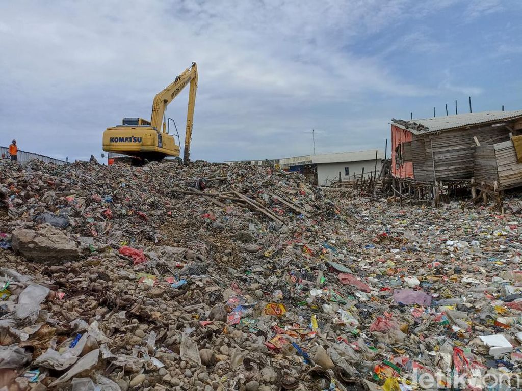 Penampakan Lautan Sampah di Tanggul Laut Raksasa Jakarta
