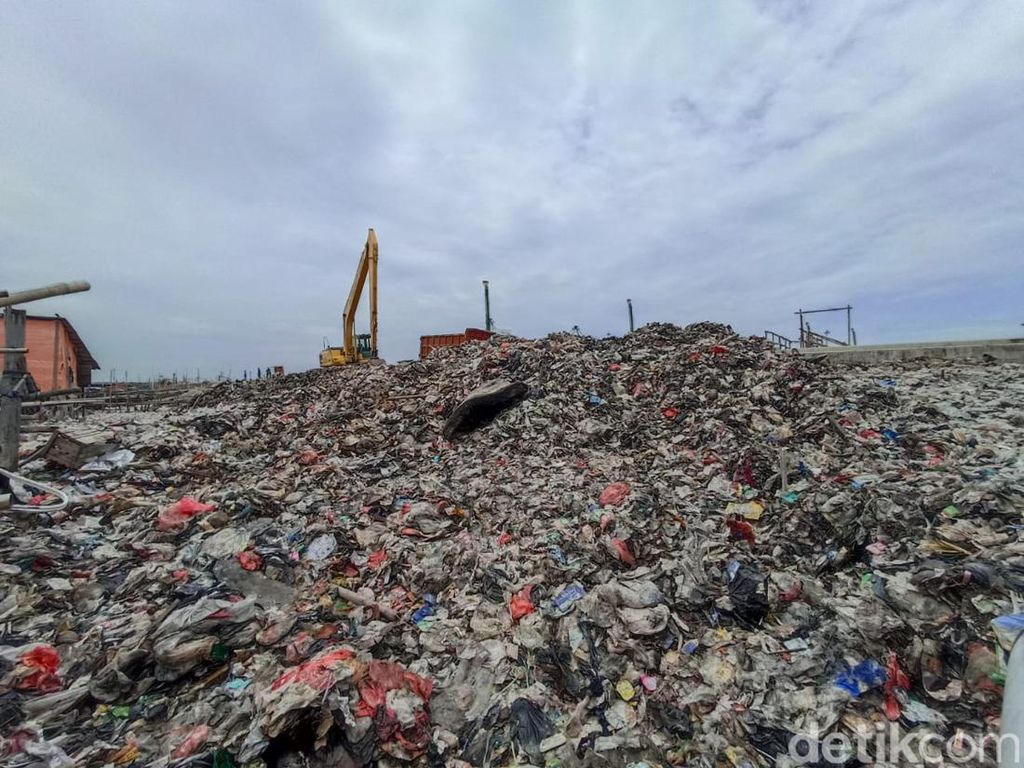 Sampah Terhampar, Sudin LH Jakut Harap PUPR Kebut Proyek Tanggul NCICD