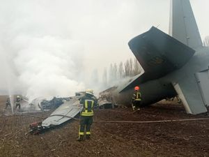 Foto-foto Pesawat Antonov Ukraina yang Jatuh Usai Ditembak Foto-foto Pesawat Antonov Ukraina yang Jatuh Usai Ditembak
