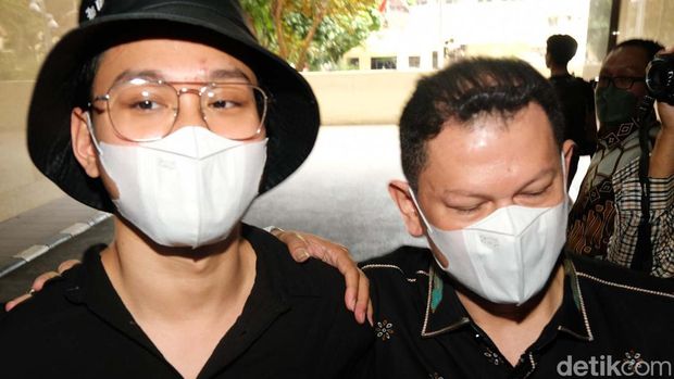 Indra Kenz memenuhi panggilan Bareskrim Polri terkait investasi bodong aplikasi Binomo. Indra Kenz datang tidak lama setelah diumumkan menjadi tersangka.