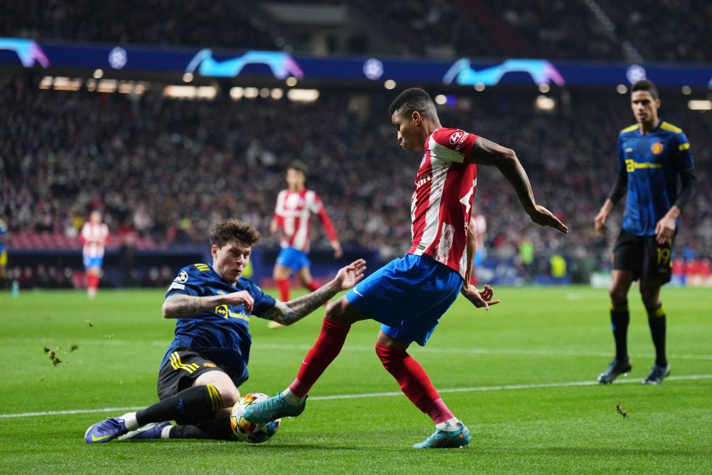 MADRID, SPAIN - FEBRUARY 23: Reinildo Mandava of Atletico Madrid is challenged by Victor Lindeloef of Manchester United during the UEFA Champions League Round Of Sixteen Leg One match between Atletico Madrid and Manchester United at Wanda Metropolitano on February 23, 2022 in Madrid, Spain. (Photo by Angel Martinez/Getty Images)