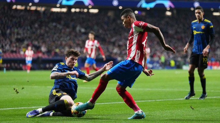 MADRID, SPAIN - FEBRUARY 23: Reinildo Mandava of Atletico Madrid is challenged by Victor Lindeloef of Manchester United during the UEFA Champions League Round Of Sixteen Leg One match between Atletico Madrid and Manchester United at Wanda Metropolitano on February 23, 2022 in Madrid, Spain. (Photo by Angel Martinez/Getty Images)