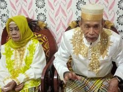 Terungkap Awal Cinta Kakek Nenek Nikah di Bone, Sering Boncengan Motor