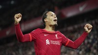 Bek tengah: Virgil van Dijk (Southampton, 2015-2018 dan Liverpool, 2018-sekarang). Foto: AP/Jon Super