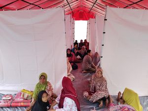 Ibu dan Anak Terdampak Pergerakan Tanah di Lebak Ngungsi di Lapangan