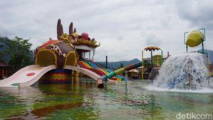 Yang Segar-segar di Singkawang, Ada Taman Cinta buat Basah-basahan