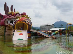 Menikmati Wahana Air di Waterboom Taman Cinta Singkawang