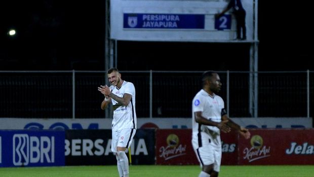Pesepak bola Persipura Jayapura Yevhen Bokhashvili (kiri) berselebrasi usai mencetak gol ke gawang Persebaya Surabaya saat pertandingan Liga 1 di Stadion I Gusti Ngurah Rai, Denpasar, Bali, Minggu (6/2/2022). Persipura mengalahkan Persebaya dengan skor 2-0. ANTARA FOTO/Fikri Yusuf/wsj.