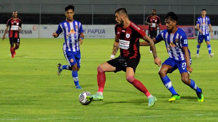 Pesepak bola Persipura Jayapura Yevhen Bokhashvili (tengah) berusaha melewati hadangan pesepak bola Persiraja Banda Aceh Alvin Nasution (kanan) pada pertandingan Liga 1 di Stadion Kompyang Sujana, Denpasar, Bali, Minggu (16/1/2022) malam. ANTARA FOTO/Nyoman Hendra Wibowo/aww.