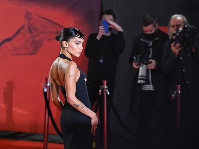 8 Gaya Zoe Kravitz di Karpet Merah The Batman, Aura Catwoman Terpancar