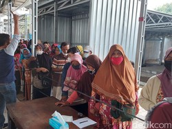 Operasi Pasar Sempat Molor, Warga Kendal Antre 4 Jam Demi Minyak Goreng
