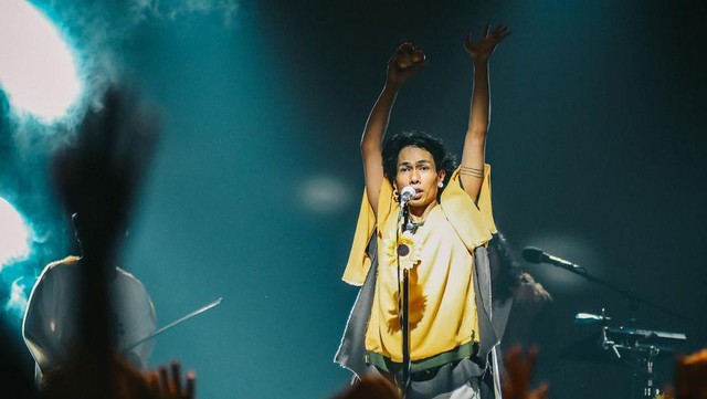 Update Informasi Selebriti InsertLive : Tak Mau Bawakan Lagu Dewa 19, 7 Gaya Nyentrik Ari Lesmana Takut Ditagih Royalti Ahmad Dhani