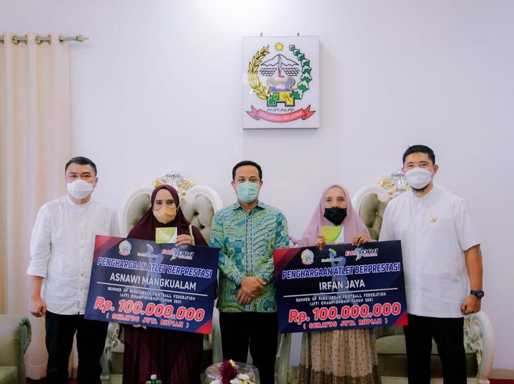 Pemprov Sulsel Beri Asnawi-Irfan Jaya Rp 100 Juta Atas Prestasi di AFF 2020 Pemprov Sulsel Beri Asnawi-Irfan Jaya Rp 100 Juta Atas Prestasi di AFF 2020