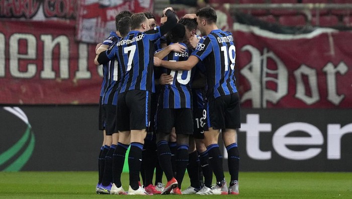 Atalanta players celebrate the third goal of their team during the Europa League, round of 32, soccer match between Olympiacos and Atalanta at Georgios Karaiskakis stadium in Piraeus port, near Athens, Greece, Thursday, Feb. 24, 2022. (AP Photo/Thanassis Stavrakis)