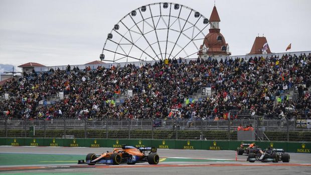 McLaren's Australian driver Daniel Ricciardo steers his car during the Formula One Russian Grand Prix at the Sochi Autodrom circuit in Sochi on September 26, 2021. (Photo by Alexander NEMENOV / AFP)