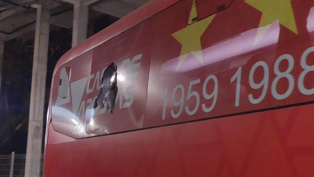 Kaca belakang bus yang ditumpangi para pemain Bahia pecah terkena ledakan. Foto: Dok. Bahia