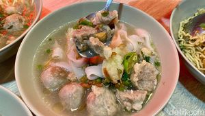 Gurihnya Nagih! Bakso Urat ala Pontianak dengan Taburan Daun Ketumbar