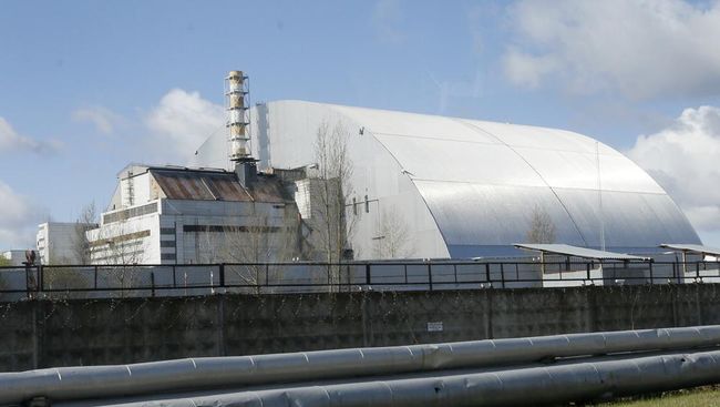 Bangunan pelindung menutupi reaktor nuklir yang rusak di pembangkit listrik Chernobyl di Ukraina bagian utara