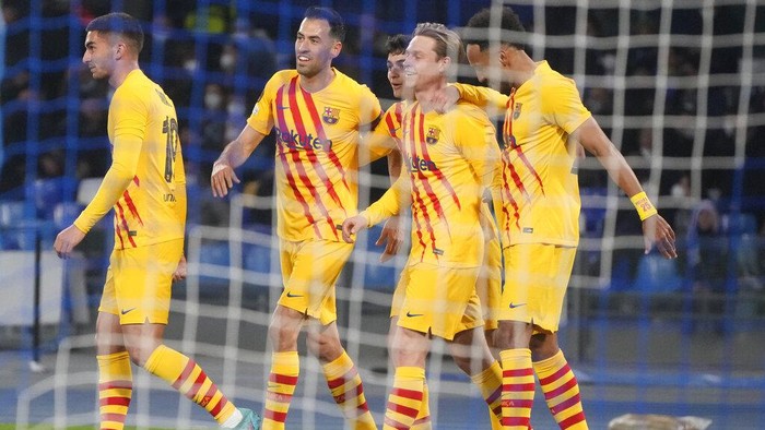 Barcelonas Frenkie de Jong, second from right, is cheered by teammates after scoring during the Europa League Soccer match between Napoli and Barcelona at the San Paolo stadium in Naples, Italy, Thursday, Feb. 24, 2022. (AP Photo/Gregorio Borgia)