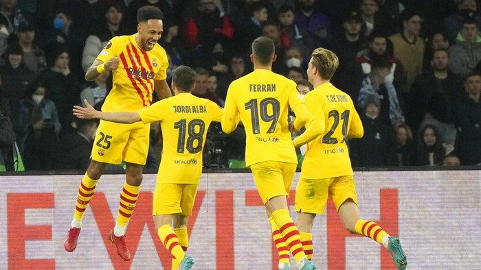 Barcelonas Pierre-Emerick Aubameyang, left, celebrates with teammates after scoring during the Europa League Soccer match between Napoli and Barcelona at the San Paolo stadium in Naples, Italy, Thursday, Feb. 24, 2022. (AP Photo/Gregorio Borgia)