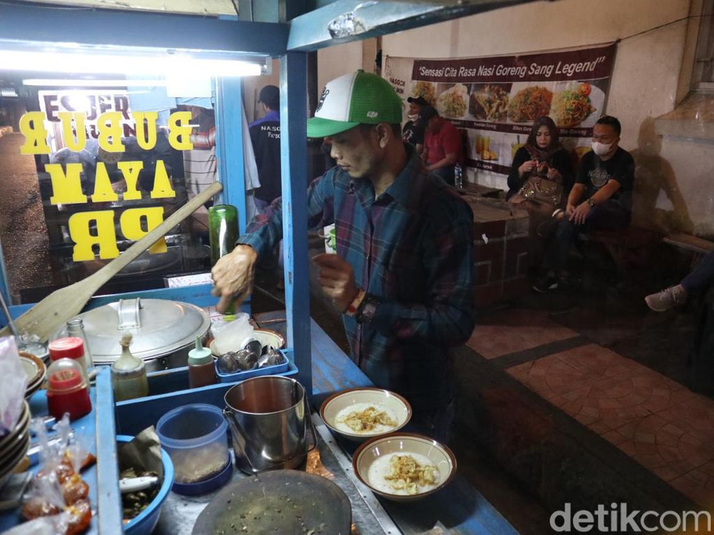 Bubur Ayam PR, Kuliner Legendaris Bandung yang Disambangi Anies-RK
