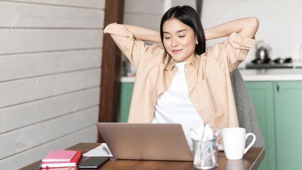 Berusaha untuk tetap tenang saat terjadi gejolak saham efek krisis Rusia-Ukraina.