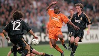 Dua tahun berselang, giliran final Liga CHampions 2000 yang tersaji. Saat itu, Real Madrid berhasil mengalahkan Valencia, juga dengan skor 3-0. Foto: Getty Images/Shaun Botterill