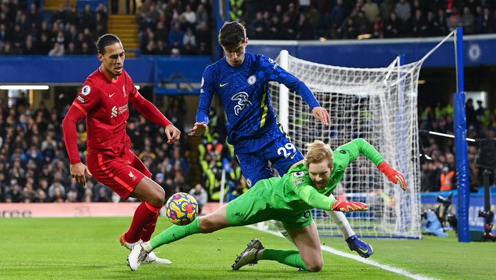 LONDON, ENGLAND - JANUARY 02: Kai Havertz of Chelsea battles for possession with Virgil van Dijk and Caoimhin Kelleher of Liverpool during the Premier League match between Chelsea and Liverpool at Stamford Bridge on January 02, 2022 in London, England. (Photo by Shaun Botterill/Getty Images)