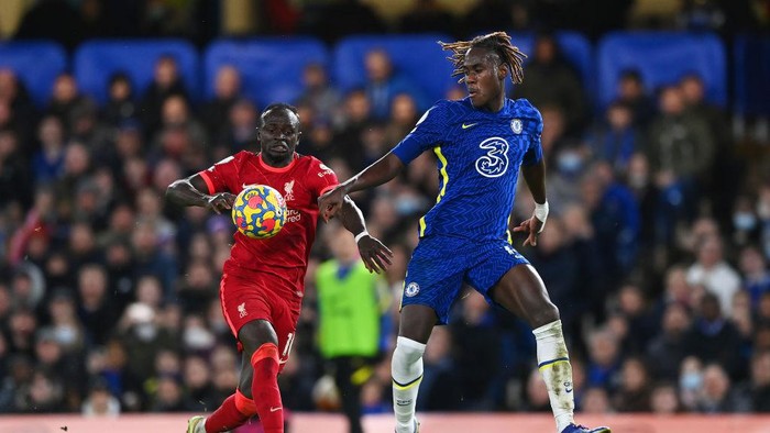 LONDON, ENGLAND - JANUARY 02: Trevoh Chalobah of Chelsea battles for possession with Sadio Mane of Liverpool during the Premier League match between Chelsea and Liverpool at Stamford Bridge on January 02, 2022 in London, England. (Photo by Shaun Botterill/Getty Images)