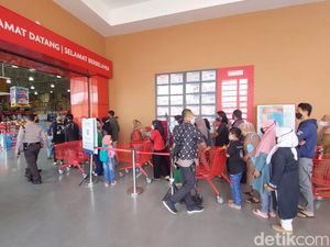 Berburu Minyak Goreng, Emak-emak Rela Antre Berjam-jam di Padalarang