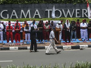 Gelar Aksi di Kedubes India, Massa Salat Jumat di Trotoar Gelar Aksi di Kedubes India, Massa Salat Jumat di Trotoar