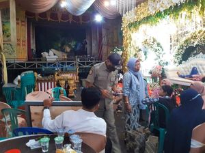 Hajatan Kesenian Janger di Banyuwangi Dibubarkan Satgas COVID-19 Hajatan Kesenian Janger di Banyuwangi Dibubarkan Satgas COVID-19