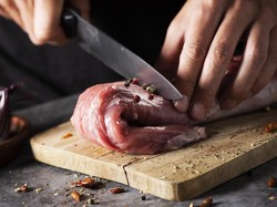 Bolehkah Umat Muslim Masak Babi untuk Diberikan kepada Non Muslim?