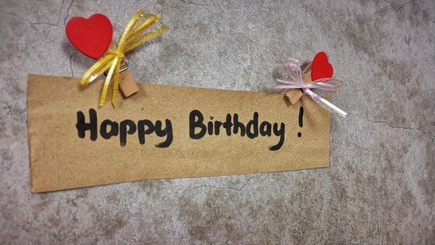 ilustasi ulang tahun Wishing someone birthday written on the wall