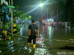 Hujan Lebat Sejak Siang Banjiri Jalan dan Rumah Warga di Kota Pasuruan