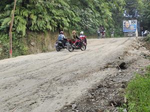 Pemkab Lakukan Pengerasan Jalan Rusak Akibat Pergerakan Tanah di Lebak Pemkab Lakukan Pengerasan Jalan Rusak Akibat Pergerakan Tanah di Lebak